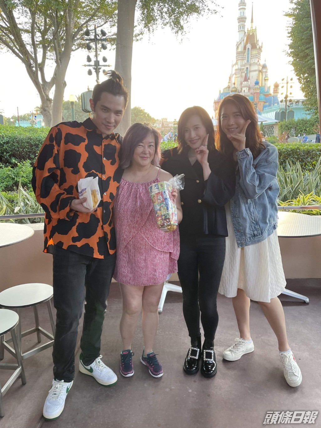 三人簽約由Maria（左二）掌舵的一同經理人公司，談到明年的工作大計希望作多方面發展。